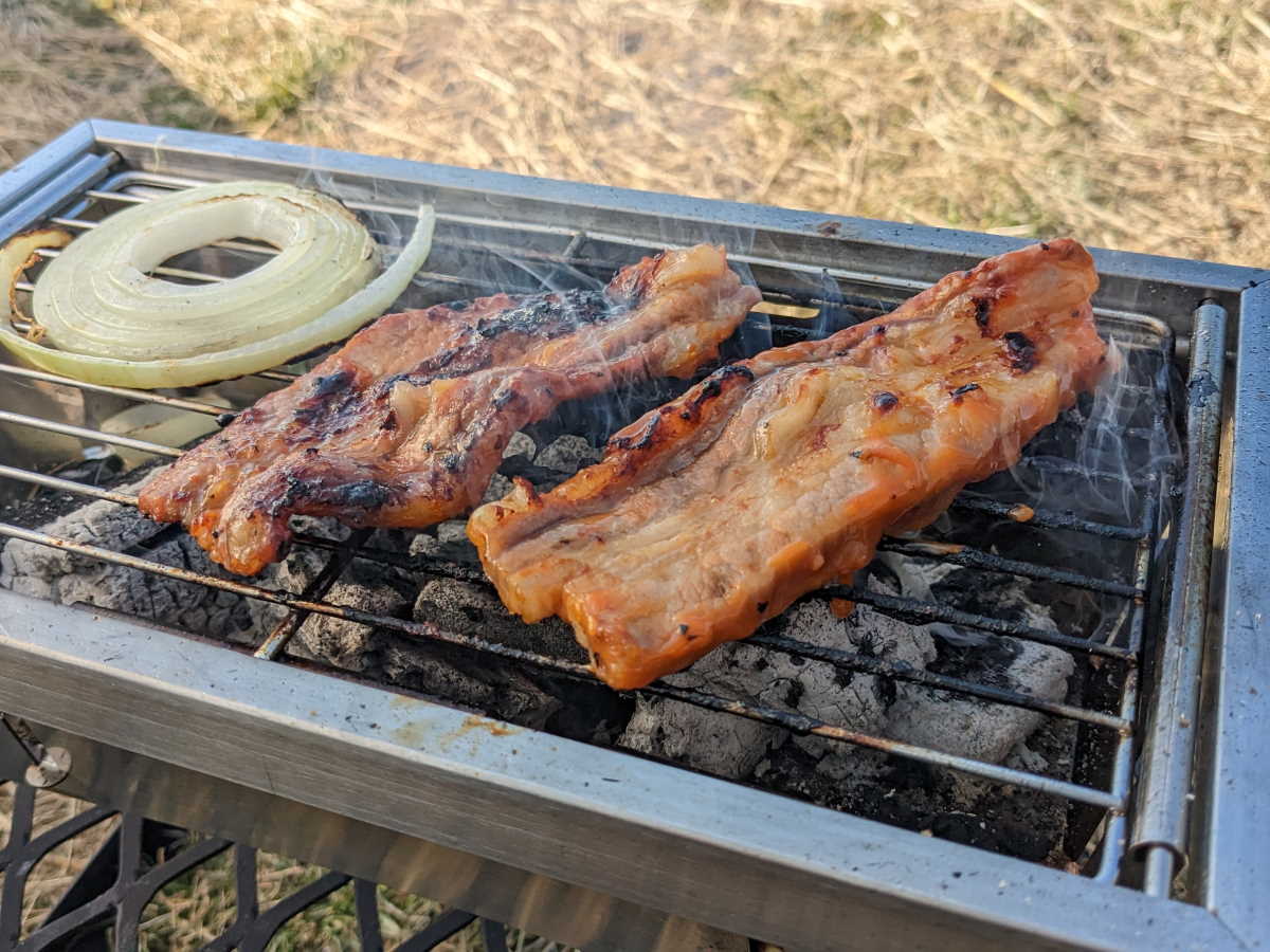 秒速で組立と収納が可能なVicopoの折りたたみBBQコンロで炭火